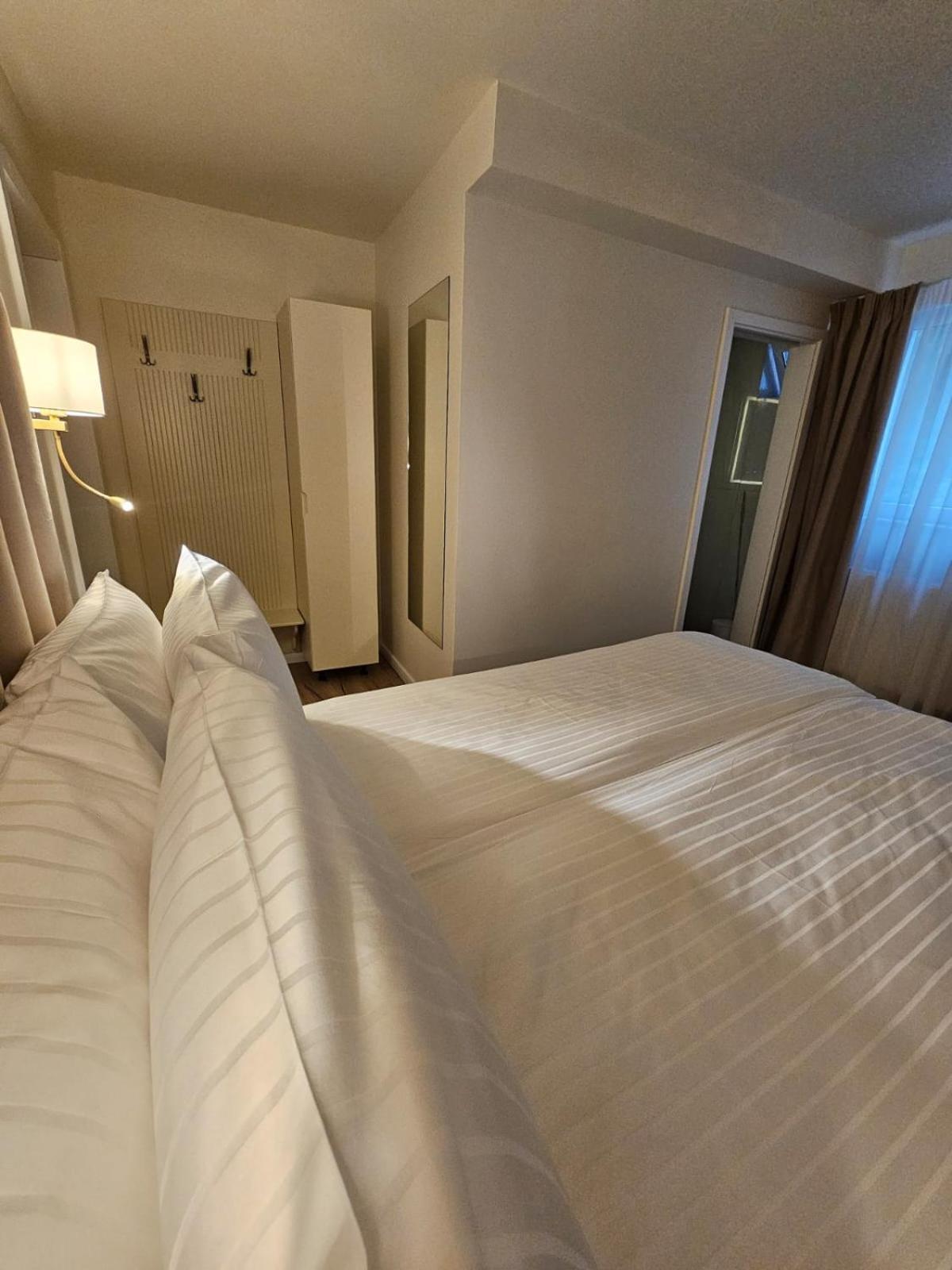 Hotel Queen Râmnicu Vâlcea Екстериор снимка